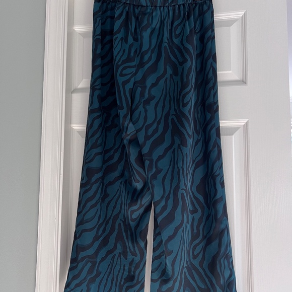 Like New - J Crew wide leg pull on silky pant size 4 - Picture 3 of 3